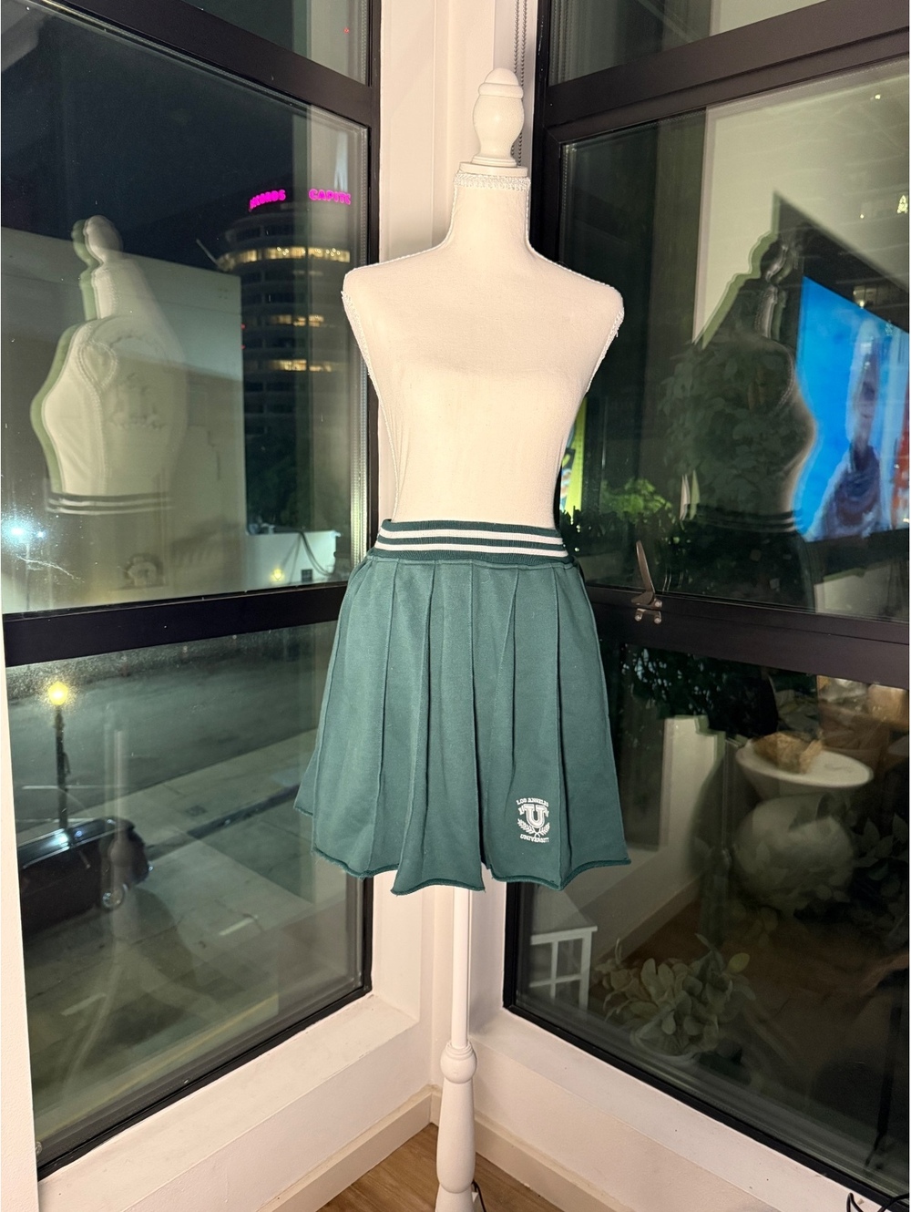Los Angeles University pleated skirt with striped waistband medium